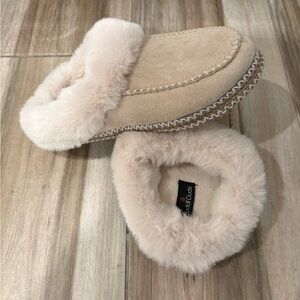 Cuddl Duds Cozy Faux Fur Lined Large Slippers in Excellent Preloved Condition!